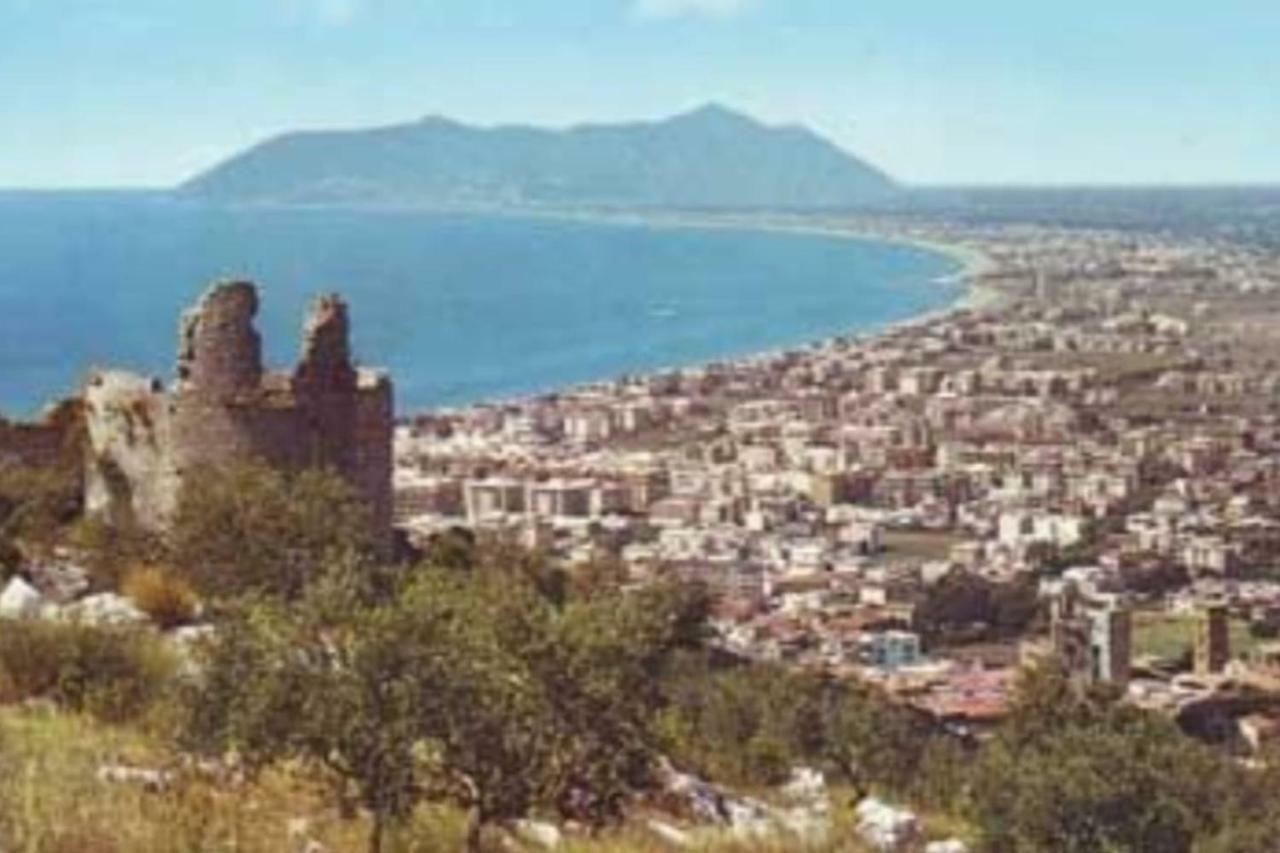 Art Deco City Center Near The Beach! Lejlighed Terracina Eksteriør billede